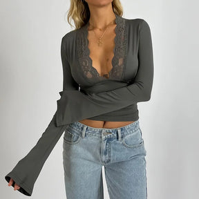 Blusa Decotada de Renda Sara